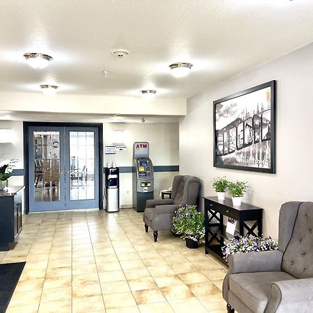 Super 8 By Wyndham Whitecourt Hotell Exteriör bild