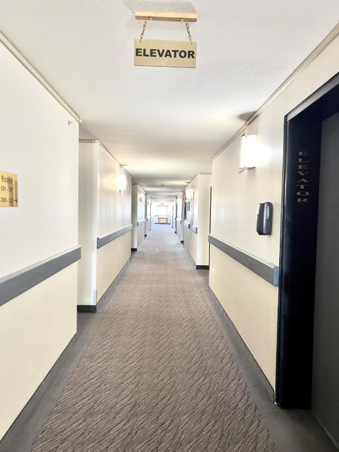 Super 8 By Wyndham Whitecourt Hotell Exteriör bild