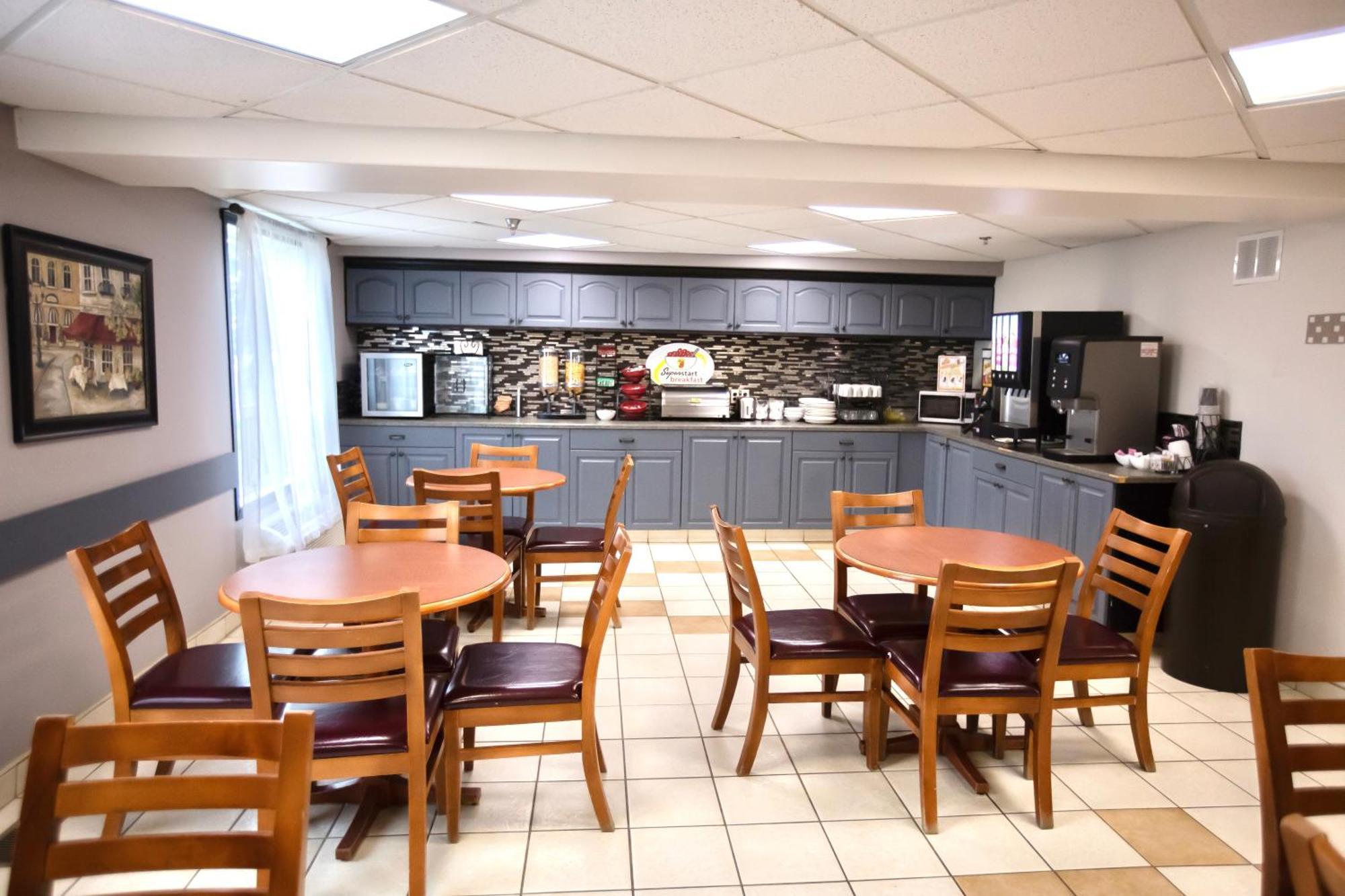 Super 8 By Wyndham Whitecourt Hotell Exteriör bild