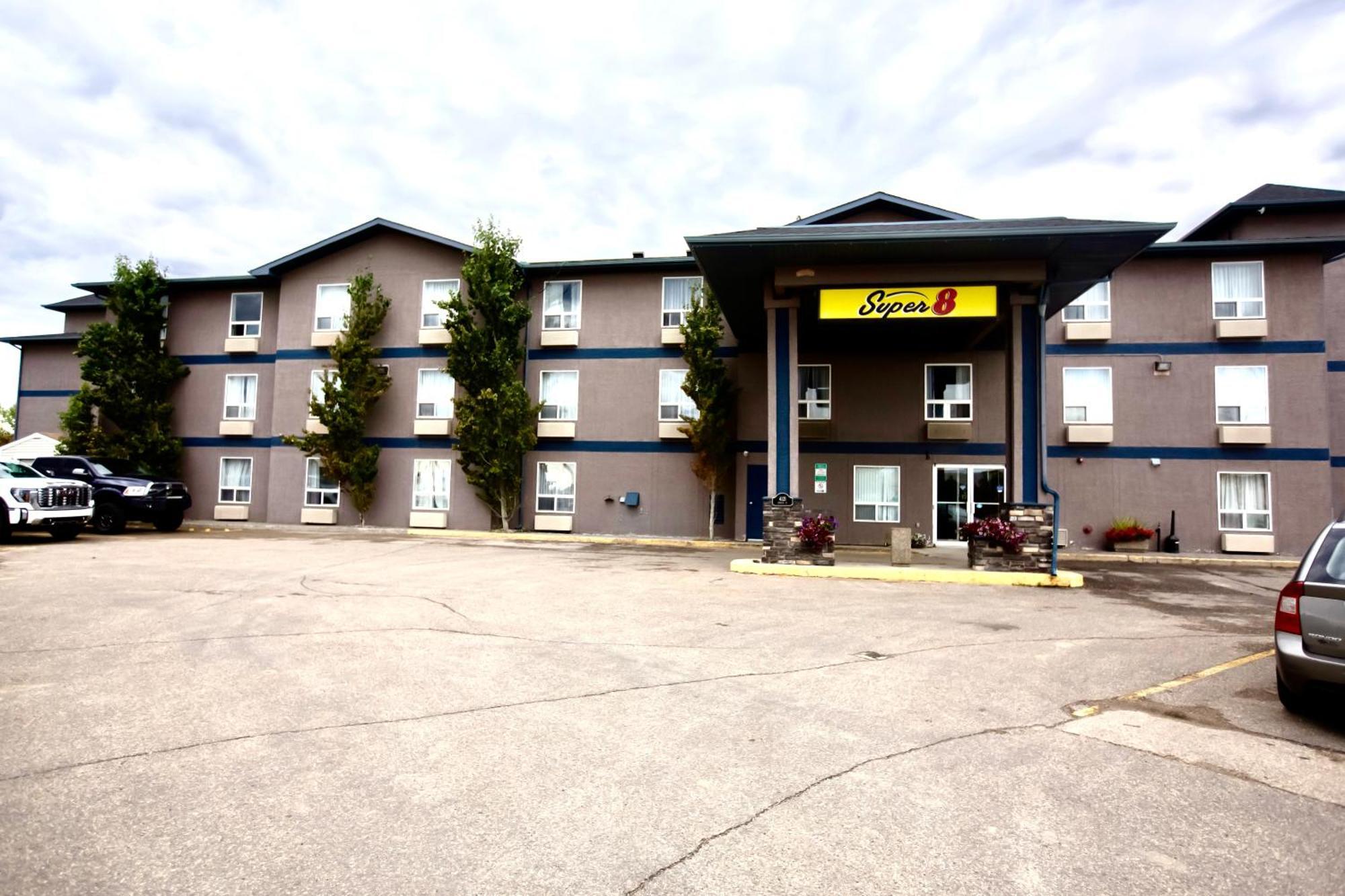 Super 8 By Wyndham Whitecourt Hotell Exteriör bild