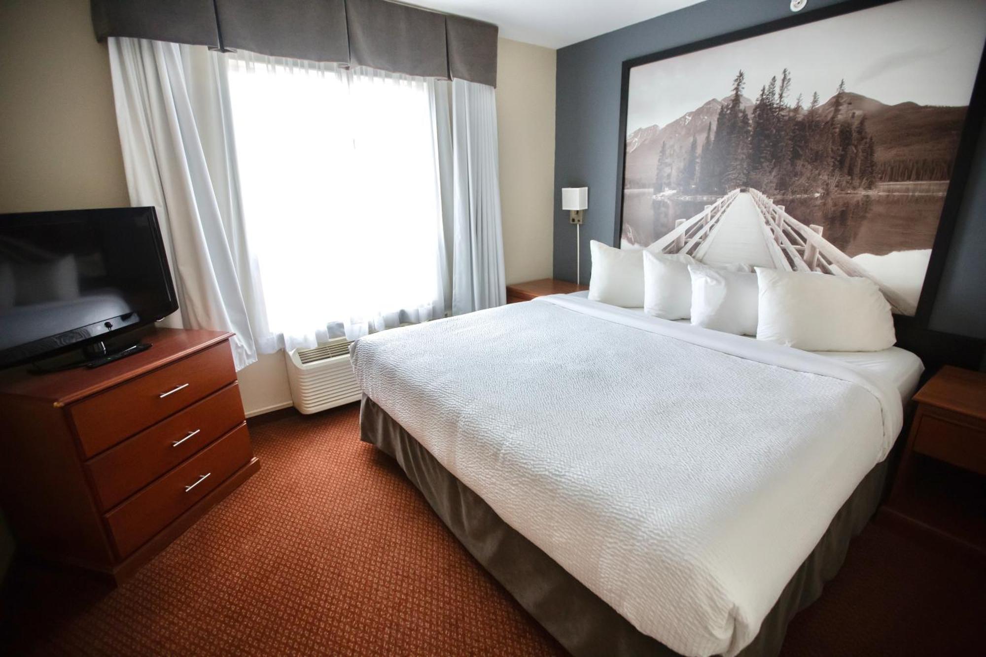 Super 8 By Wyndham Whitecourt Hotell Exteriör bild