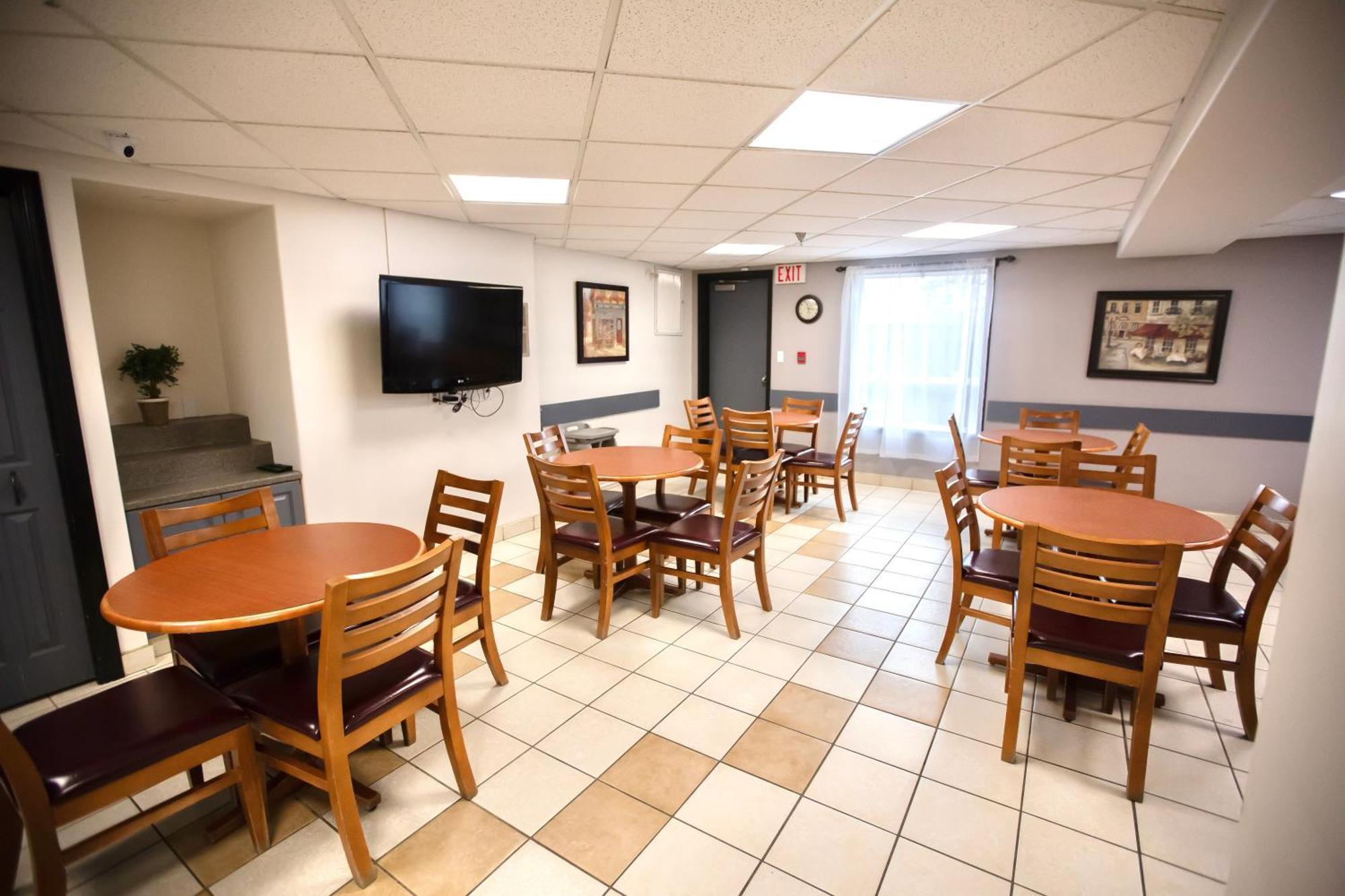 Super 8 By Wyndham Whitecourt Hotell Exteriör bild