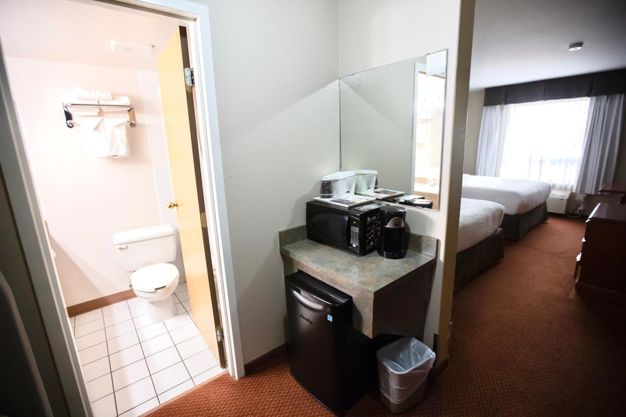 Super 8 By Wyndham Whitecourt Hotell Exteriör bild