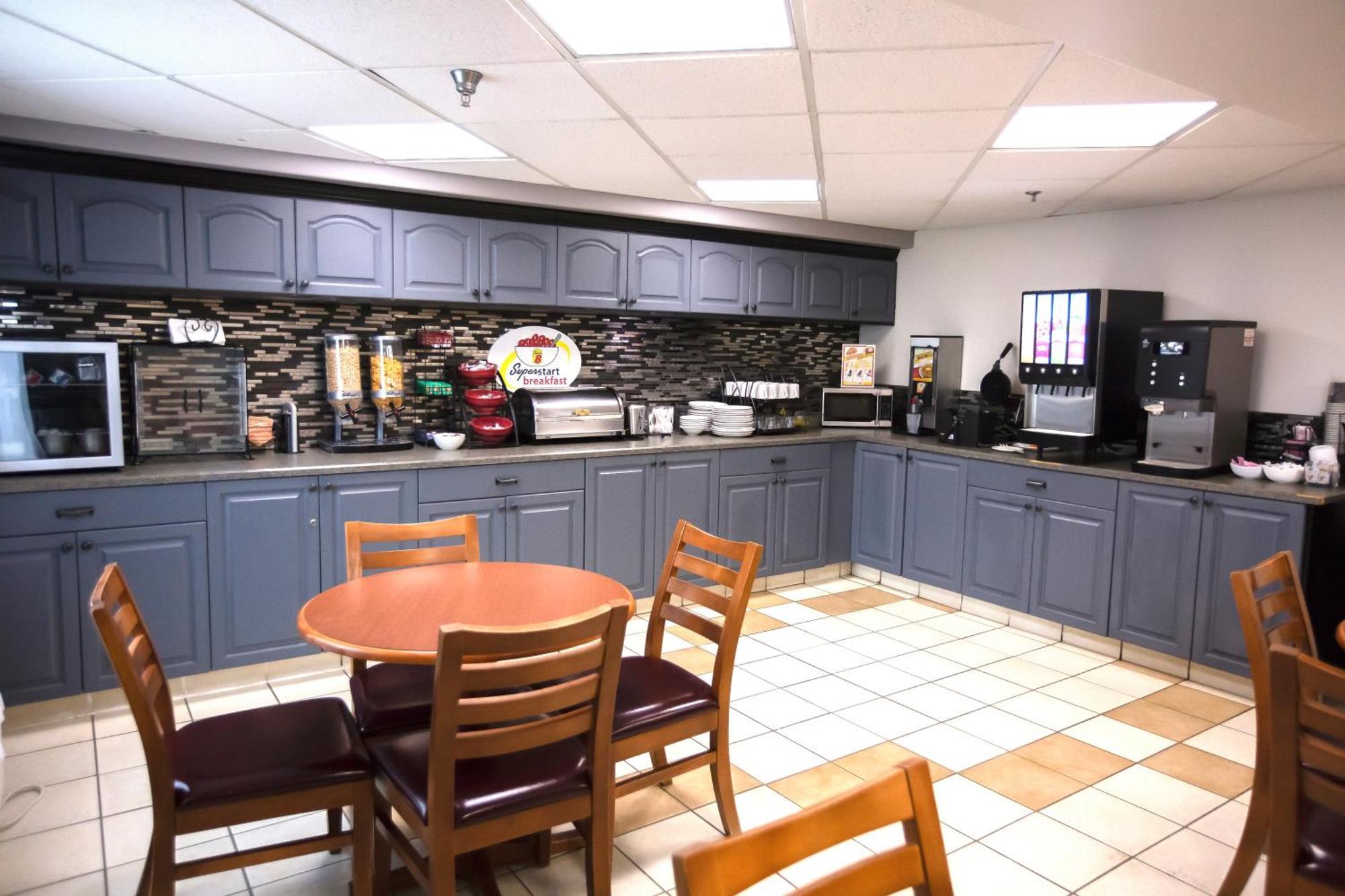 Super 8 By Wyndham Whitecourt Hotell Exteriör bild