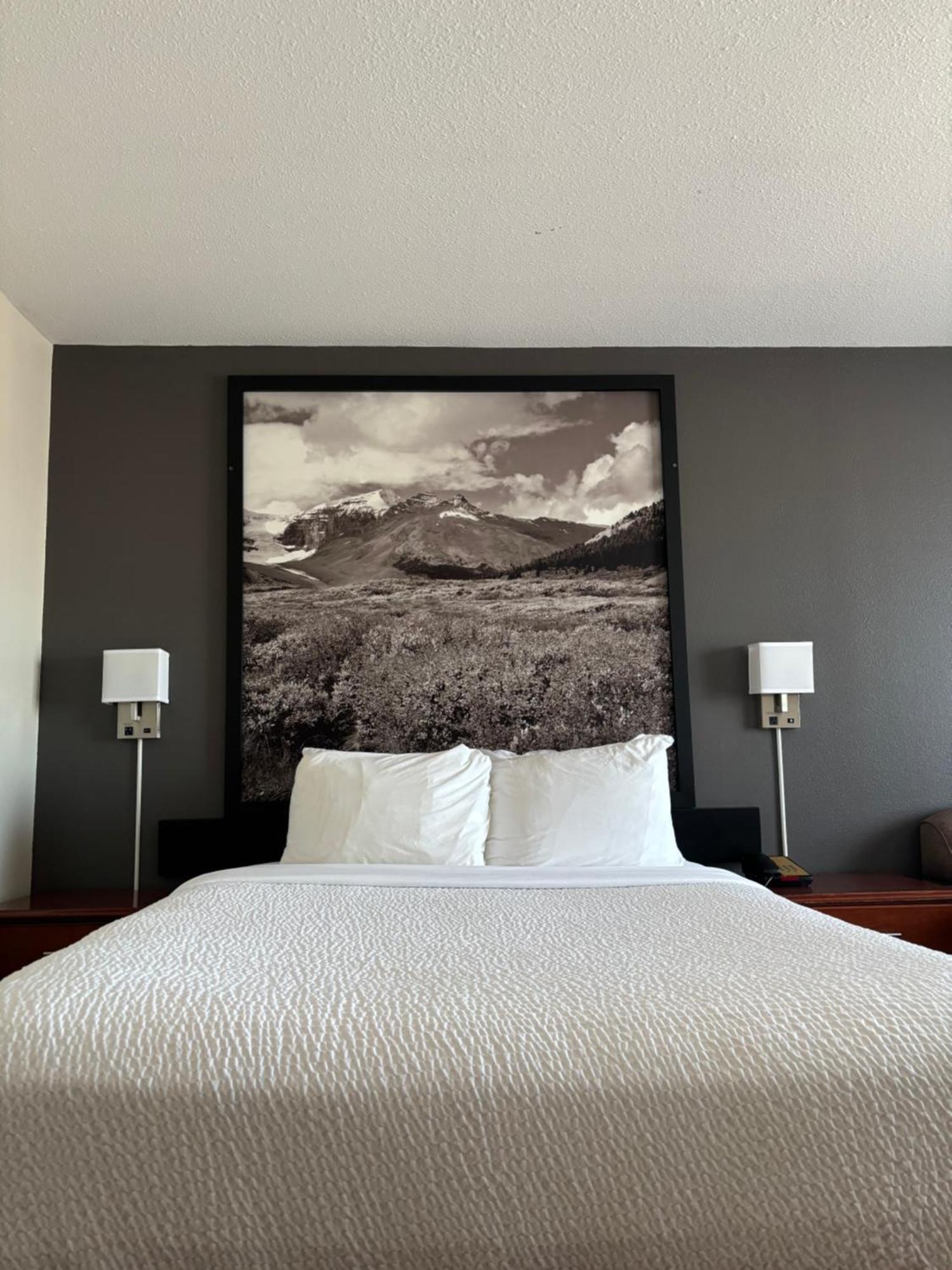 Super 8 By Wyndham Whitecourt Hotell Exteriör bild