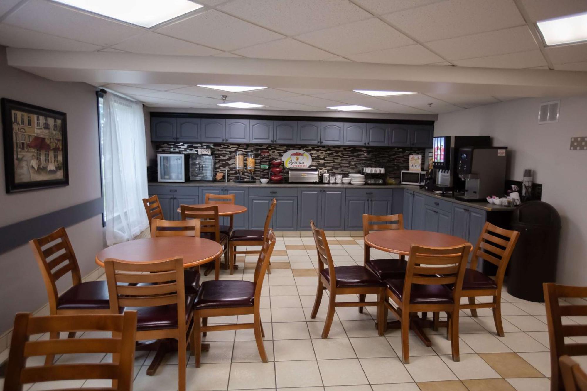 Super 8 By Wyndham Whitecourt Hotell Exteriör bild
