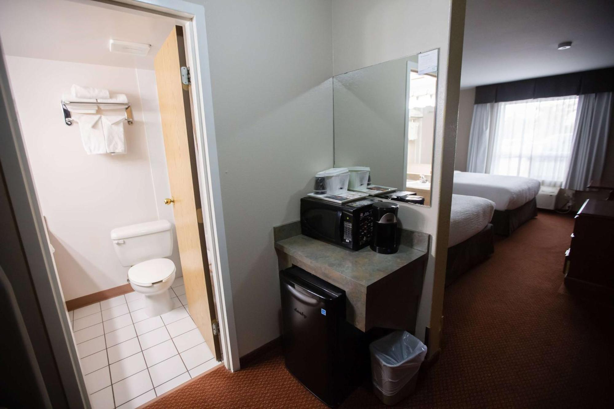 Super 8 By Wyndham Whitecourt Hotell Exteriör bild