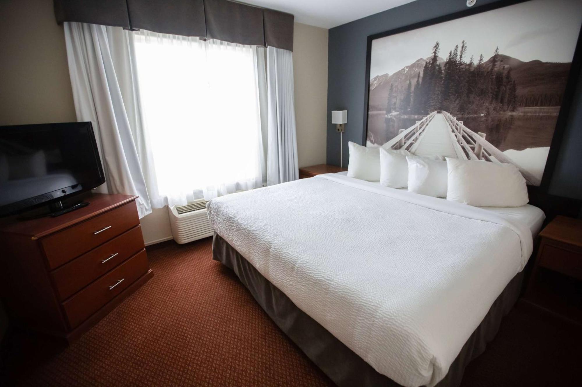 Super 8 By Wyndham Whitecourt Hotell Exteriör bild