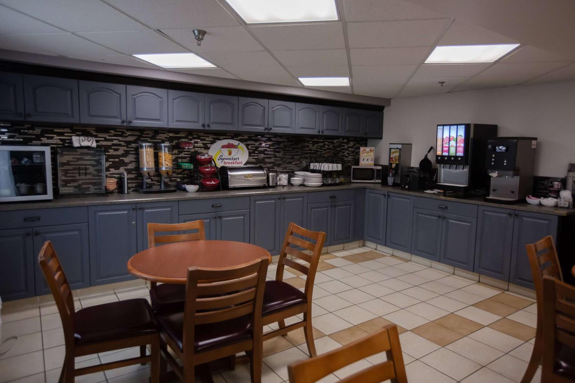 Super 8 By Wyndham Whitecourt Hotell Exteriör bild