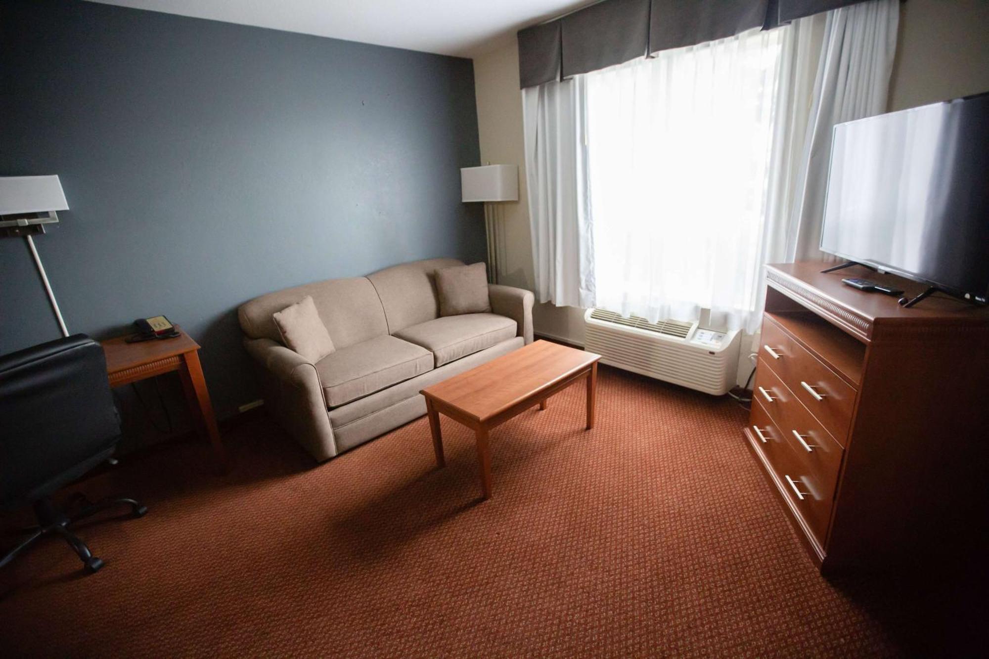 Super 8 By Wyndham Whitecourt Hotell Exteriör bild