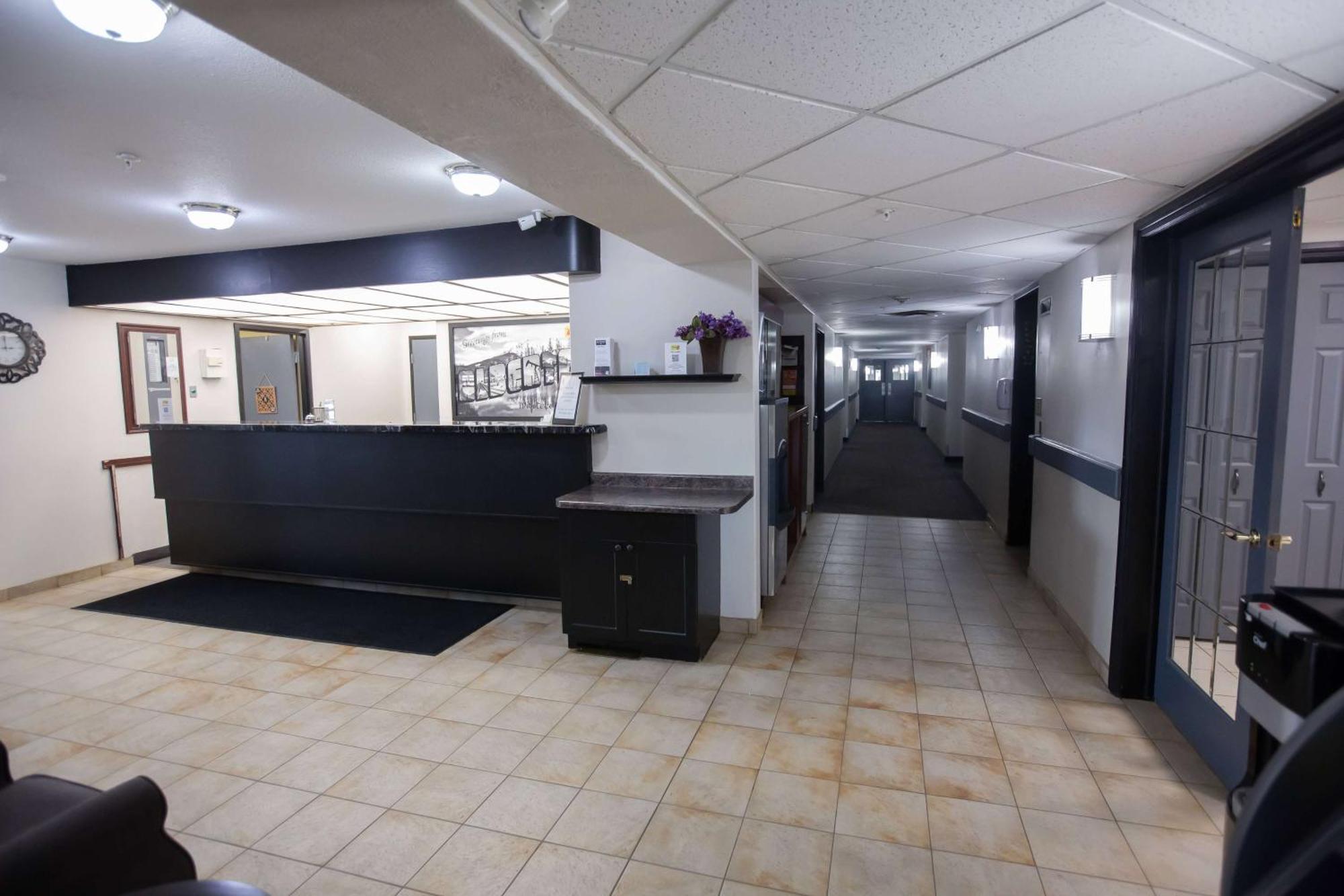 Super 8 By Wyndham Whitecourt Hotell Exteriör bild
