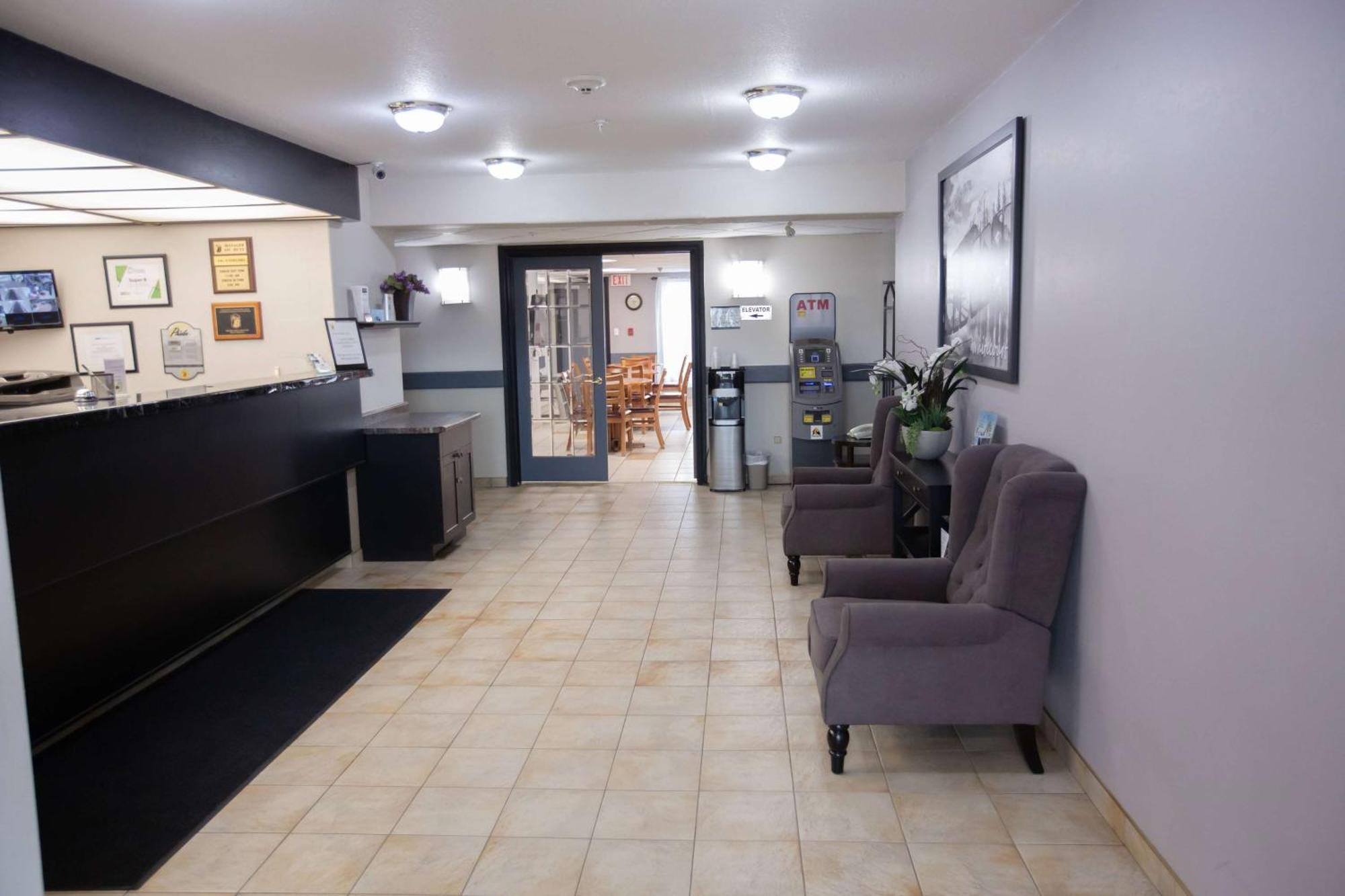 Super 8 By Wyndham Whitecourt Hotell Exteriör bild