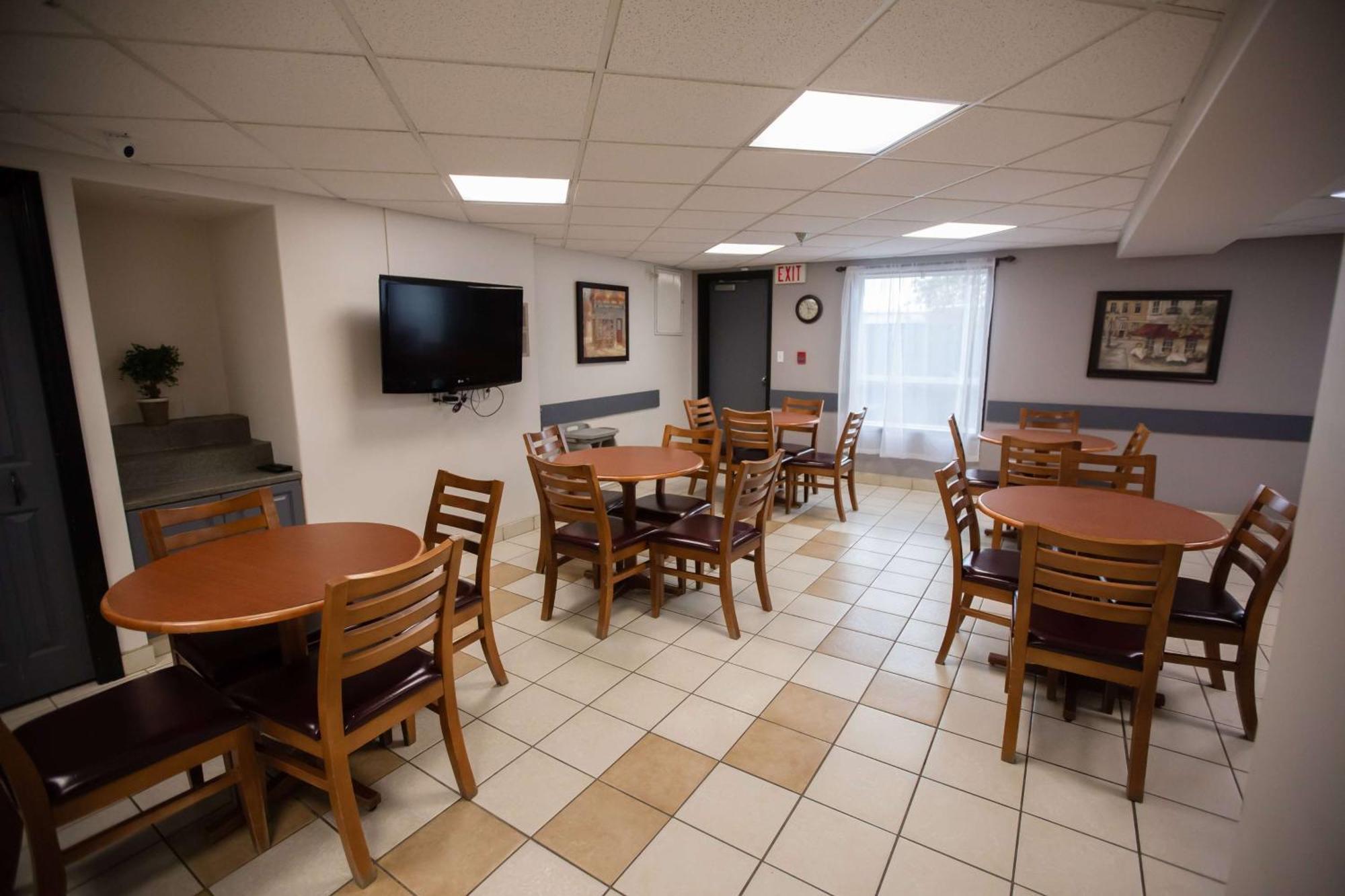 Super 8 By Wyndham Whitecourt Hotell Exteriör bild